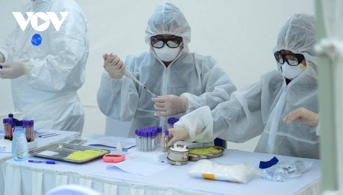 Contacting Indian experts, hotel staff infected with SARS-CoV-2